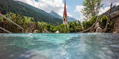 Hüttendorf - Wandern - Tirol - Pool mit Bergblick - Alpendorf Anno Dazumal