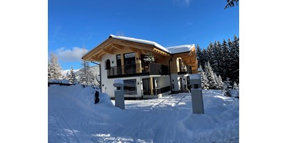 Hüttendorf - Schwerpunkt: Skiurlaub - Zufahrt zur Sam-Alm Snow&Bike mit großen Parkplatz hinterm Haus - Sam-Alm 