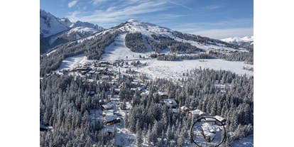 Hüttendorf - Pinzgau - Lage Sam-Alm  Kreis  Zum Skilift ca. 250m Wer Schnee sucht, ist in Hochkrimml an der richtigen Adresse. Der ganz auf Wintersportler zugeschnittene Ferienort bietet sonnige und beschneite Pistenabfahrten mit einer langen Saison von Anfang Dezember bis weit in den April. Der Ort selbst ist ruhiger als das benachbarte Königsleiten und damit ideal für Gäste, die Besinnlichkeit mögen. Gleichwohl gibt es hier Gelegenheiten zur abendlichen Entspannung. Kein Wunder, dass Hochkrimml immer beliebter wird. 
Warum entscheidet man sich für die hochgelegenen Alpenorte? Weil sie dem Himmel näher sind und eine atemberaubende Aussicht bieten! Das Gefühl, aus dem Haus zu kommen, bereits auf den Brettern zu stehen und direkt ins Tal zu wedeln, ist einfach unvergleichlich – wobei „Tal“ vielleicht nicht der richtige Begriff ist, denn der niedrigste Punkt ist immer noch etwa 1400 Meter hoch gelegen. Auf der anderen Seite erobern Sie über Königsleiten die Weiten der Gerlosplatte. Aber auch in Hochkrimml finden Sie genügend Infrastruktur für den Skifahrer: neben modernen Liften haben Sie hier eine Skischule und ein Skigeschäft mit Skiverleih direkt im Dorf. Auch der Bus steht Ihnen zur Verfügung: Er verkehrt in alle nahegelegenen Skiorte: Neukirchen, Wald, Krimml und Königsleiten.
Wenn Sie weniger Adrenalin beim Sport brauchen, können Sie von hier aus herrliche, liebevoll vorbereitete Langlaufloipen nutzen. Auch eine Rodelabfahrt steht Ihnen zur Verfügung. Oder ist Ihnen eher nach einer zünftigen Winterwanderung zumute? Dann empfehlen wir Ihnen eine Schneeschuhwanderung, zum Beispiel an die Krimmler Wasserfälle, die auch im Winter sehr beeindruckend sind. Über 300 Meter stürzt das Wasser hier den Fels hinab. - Sam-Alm 