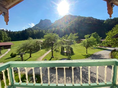 Hüttendorf - Umgebungsschwerpunkt: Berg - Blick vom historischen Zuhaus, das als Rezeption dient, auf den Unternberg. - Chalets&Suiten Beim Waicher