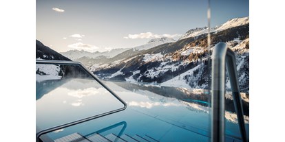 Hüttendorf - Pools: Infinity Pool - Österreich - Bergwiesenglück