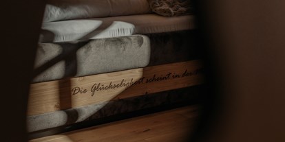 Hüttendorf - Massagen: im Chalet - Tiroler Unterland - Bett - Hygna Chalets