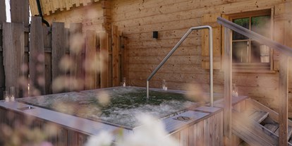 Hüttendorf - Massagen: im Chalet - Tiroler Unterland - Whirlpool auf den Terrassen des Wiesen Spa Chalets - Hygna Chalets