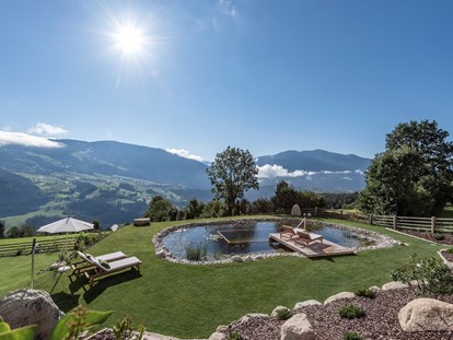 Hüttendorf - Gartengrill - Südtirol - Naturbadeteich/Panorama - Dilia Dolomites