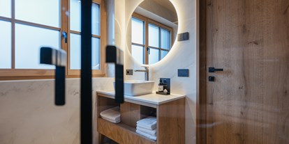 Hüttendorf - zustellbares Kinderbett - Südtirol - Badezimmer im Kinderzimmer -  Pescosta Chalet Luxury Living