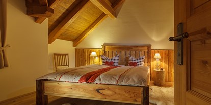 Hüttendorf - Schwerpunkt: Familienurlaub - Die Doppelbetten sind alle aus Altholz gefertigt. - Chalets zum Ilsetal