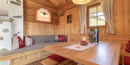 Hüttendorf - Schwerpunkt: Romantikurlaub - Österreich - Stube im Wellness-Chalet Bergschlössl - Ferienhütten Tirol