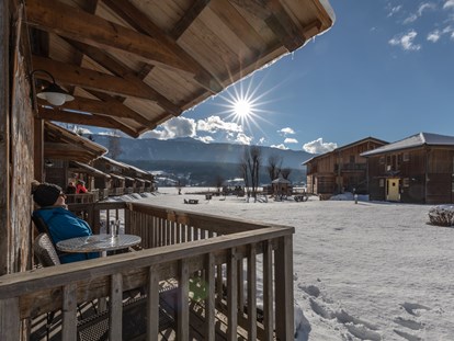 Hüttendorf - Skitouren - Österreich - Entspannung im Winter auf dem Lake Woody Balkon. - Lake Resort Pressegger See