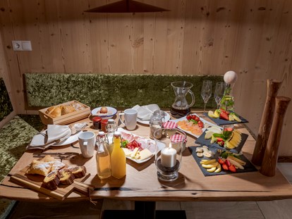 Hüttendorf - Schwerpunkt: Romantikurlaub - Südtirol - Frühstück im Chalet/Lodge - MOUNTAIN VILLAGE HASENEGG