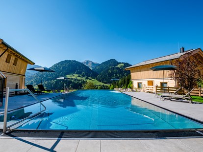 Hüttendorf - Wellnessbereich: in Chalets - Tiroler Unterland - Infinity-Pool - Beim Hochfilzer-Hotel & Premium Chalets ****s