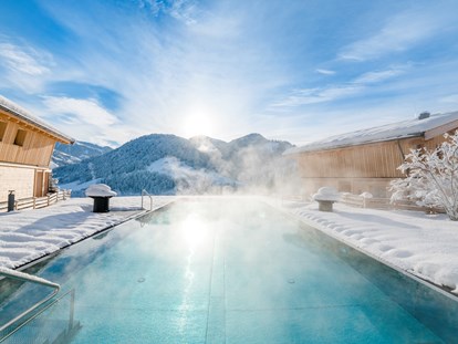 Hüttendorf - Einzelbett - Infinity Pool im Winter - Beim Hochfilzer-Hotel & Premium Chalets ****s
