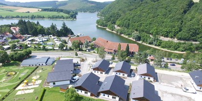 Hüttendorf - zustellbares Kinderbett - Deutschland - Außenansicht Göbel´s Chalet Park mit Seeblick - Göbel´s Chaletpark Diemelsee