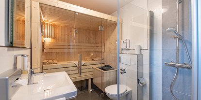 Hüttendorf - zustellbares Kinderbett - Deutschland - Berg-Chalet Badezimmer mit Sauna - Göbel´s Chaletpark Diemelsee