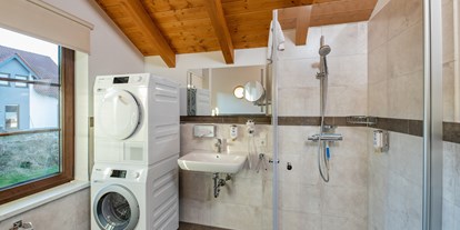 Hüttendorf - Schwerpunkt: Familienurlaub - Premium-Chalet Badezimmer mit Waschmaschine - Göbel´s Chaletpark Diemelsee