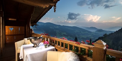 Hüttendorf - Umgebungsschwerpunkt: am Land - Tirol - Ausblick vom Balkon der Suite - Luxuschalet Bischofer-Bergwelt