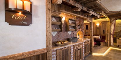 Hüttendorf - Private Cooking - Österreich - Eingang in den Ruheraum. Es ist alles mit Altholz gebaut.Keine Chemie - Luxuschalet Bischofer-Bergwelt