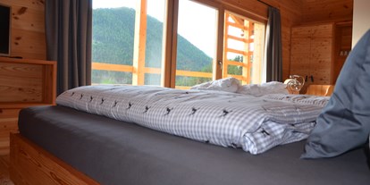 Hüttendorf - Doppelbett - Südtirol - Schlafzimmer - Natur Chalet 