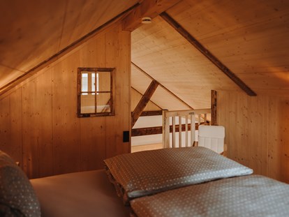 Hüttendorf - zustellbares Kinderbett - Schlafzimmer Dachgeschoss  - Oberwald Chalets 