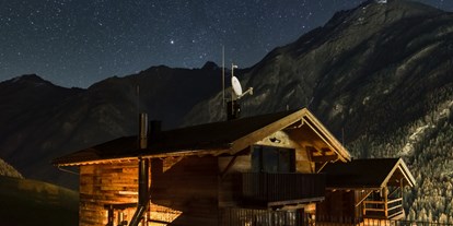 Hüttendorf - Rauchen: nur im Freien erlaubt - Tiroler Oberland - The Peak am Abend - The Peak Sölden