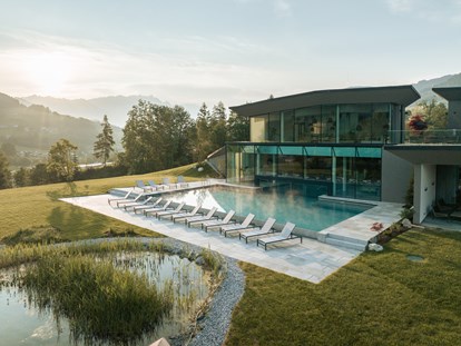 Hüttendorf - Pools: Infinity Pool - Pinzgau - PURADIES mein Naturresort