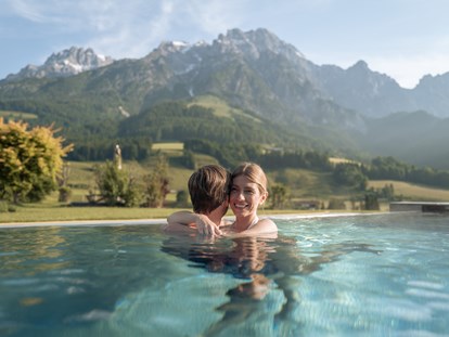 Hüttendorf - Pools: Infinity Pool - Österreich - PURADIES mein Naturresort