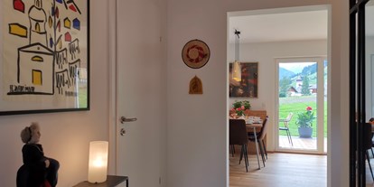 Hüttendorf - Trockenraum: im Chalet - Tirol - Gang mit Blick in Küche & Ausblick auf St. Jakob - Lodge Mira - TYROL PURElife Lodges 