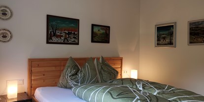 Hüttendorf - Tirol - Schlafzimmer 1 (Erdgeschoss) - Lodge Mira  - TYROL PURElife Lodges 