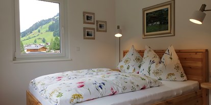 Hüttendorf - Trockenraum: im Chalet - Tirol - Schlafzimmer 3 mit Ausblick auf St. Jakob (erster Stock) - Lodge Mira  - TYROL PURElife Lodges 