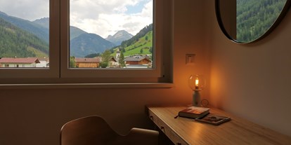 Hüttendorf - Seminarraum - Tirol - Arbeitsplatz im Raum der Infrarotkabine mit Blick auf St. Jakob und die Bergwelt (erster Stock) - Lodge Mira   - TYROL PURElife Lodges 