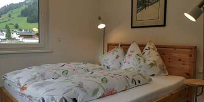 Hüttendorf - Trockenraum: im Chalet - Tirol - Schlafzimmer 3 mit Blick auf Bergwelt - Lodge Sirius  - TYROL PURElife Lodges 