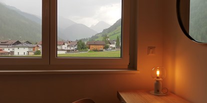 Hüttendorf - Trockenraum: im Chalet - Tirol - Arbeitsplatz im Raum der Infrarotkabine mit Blick auf St. Jakob & der Bergwelt (erster Stock) - Lodge Sirius  - TYROL PURElife Lodges 