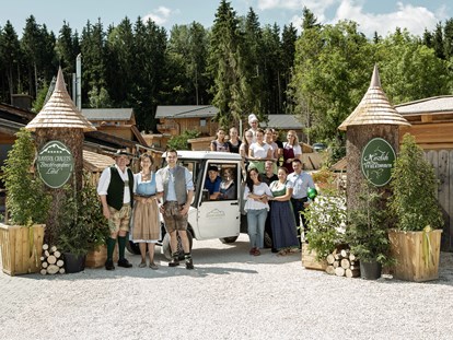 Hüttendorf - Terrasse - Familie Berger mit ihren treuen Mitarbeitern freuen sich auf Ihren Besuch.  - Bayern Chalets