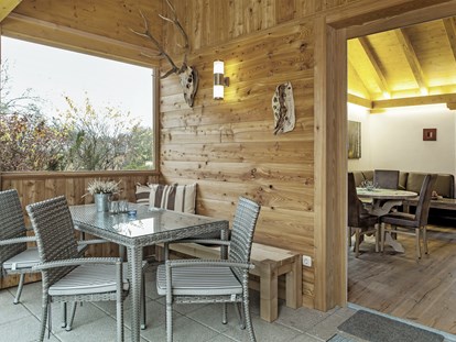 Hüttendorf - Sauna: im Hauptgebäude - Auf der geschützten Terrasse oder dem Balkon lässt sich gut entspannen.  - Bayern Chalets