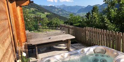 Hüttendorf - Hot Tub: beim Chalet - Tiroler Unterland - Chalets & Apartments Wachterhof