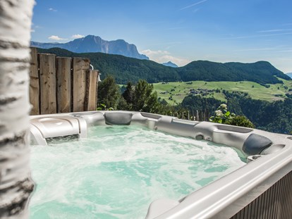 Hüttendorf - Whirlpool: beim Chalet - Italien - Chalet Resort - ZU KIRCHWIES