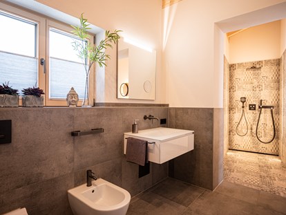Hüttendorf - Typ: Luxuschalet - Deutschland - Badezimmer mit Zugang zur privaten Sauna - DIE ZWEI Sonnen Chalets