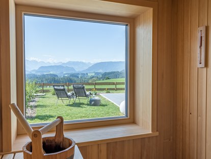 Hüttendorf - Skiraum: im Chalet - Tiroler Oberland - Liegefläche vor der Sauna - DIE ZWEI Sonnen Chalets