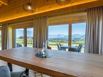 Hüttendorf - Terrasse - Tiroler Oberland - Dinner mit Aussicht - DIE ZWEI Sonnen Chalets