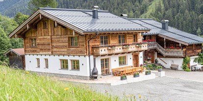 Hüttendorf - zustellbares Kinderbett - Pinzgau - Außenansicht Chalet Sepp und Chalet Bascht - Chalet Marolden