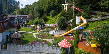 Hüttendorf - Pools: Kinderbecken - Österreich - Smileys Outdoorspielbereich  - Smileys Fluss Chalet