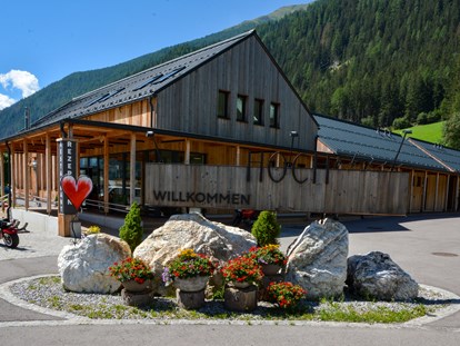 Hüttendorf - Skiraum: im Hauptgebäude - Österreich - Rezeption und Restaurant - HOCHoben camp & explore