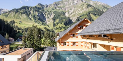 Hüttendorf - Hot Tub: beim Chalet - Pool im Berghaus Schröcken - Berghaus Schröcken