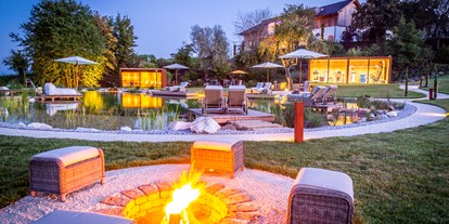 Hüttendorf - Golf - 600 m² Naturschwimmteich und 15.000 m² große, romantische Parkanlage mit Wohlfühloasen, Champagner-Lounge und Feuerstelle. - Golden Hill Country Chalets & Suites