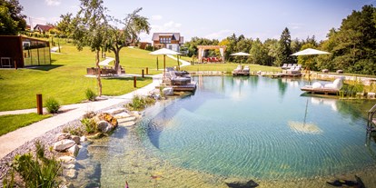 Hüttendorf - Pools: Infinity Pool - Österreich - 600 m² Naturschwimmteich exklusiv nur für unsere Chaletgäste. - Golden Hill Country Chalets & Suites
