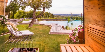 Hüttendorf - Pools: Infinity Pool - Österreich - Das Loft mit Private Spa und eigenem Naturschwimmteich. - Golden Hill Country Chalets & Suites