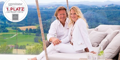 Hüttendorf - Steiermark - Die Golden Hill-Gastgeber Barbara und Andreas Reinisch. - Golden Hill Country Chalets & Suites