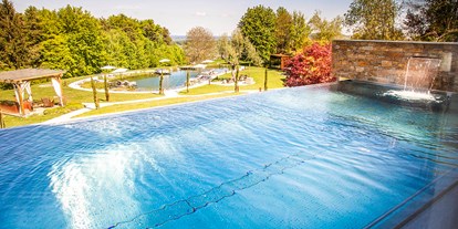 Hüttendorf - Balkon - Steiermark - 10 x 4 Meter Infinity Pool beim Chalet Steppenfuchs - Golden Hill Country Chalets & Suites