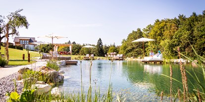 Hüttendorf - Pools: Infinity Pool - Österreich - 600 m² Naturbadeteich - Golden Hill Country Chalets & Suites