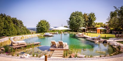 Hüttendorf - Pools: Infinity Pool - Österreich - 600 m² Naturschwimmteich - Golden Hill Country Chalets & Suites