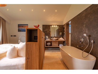 Hüttendorf - Gartengrill - Österreich - Schlafzimmer mit freistehender Badewanne - Gränobel Chalets